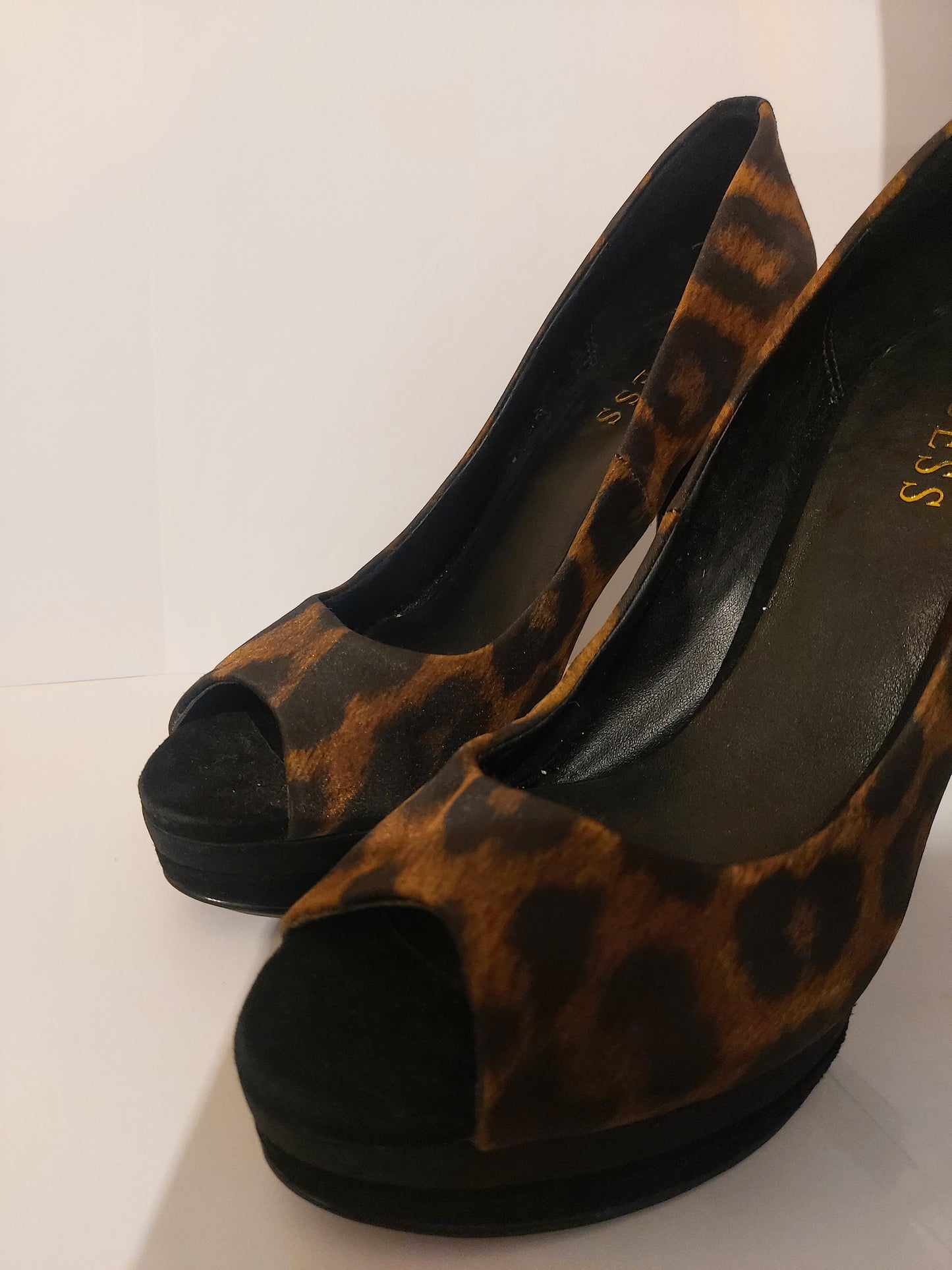 Talons Léopard GUESS